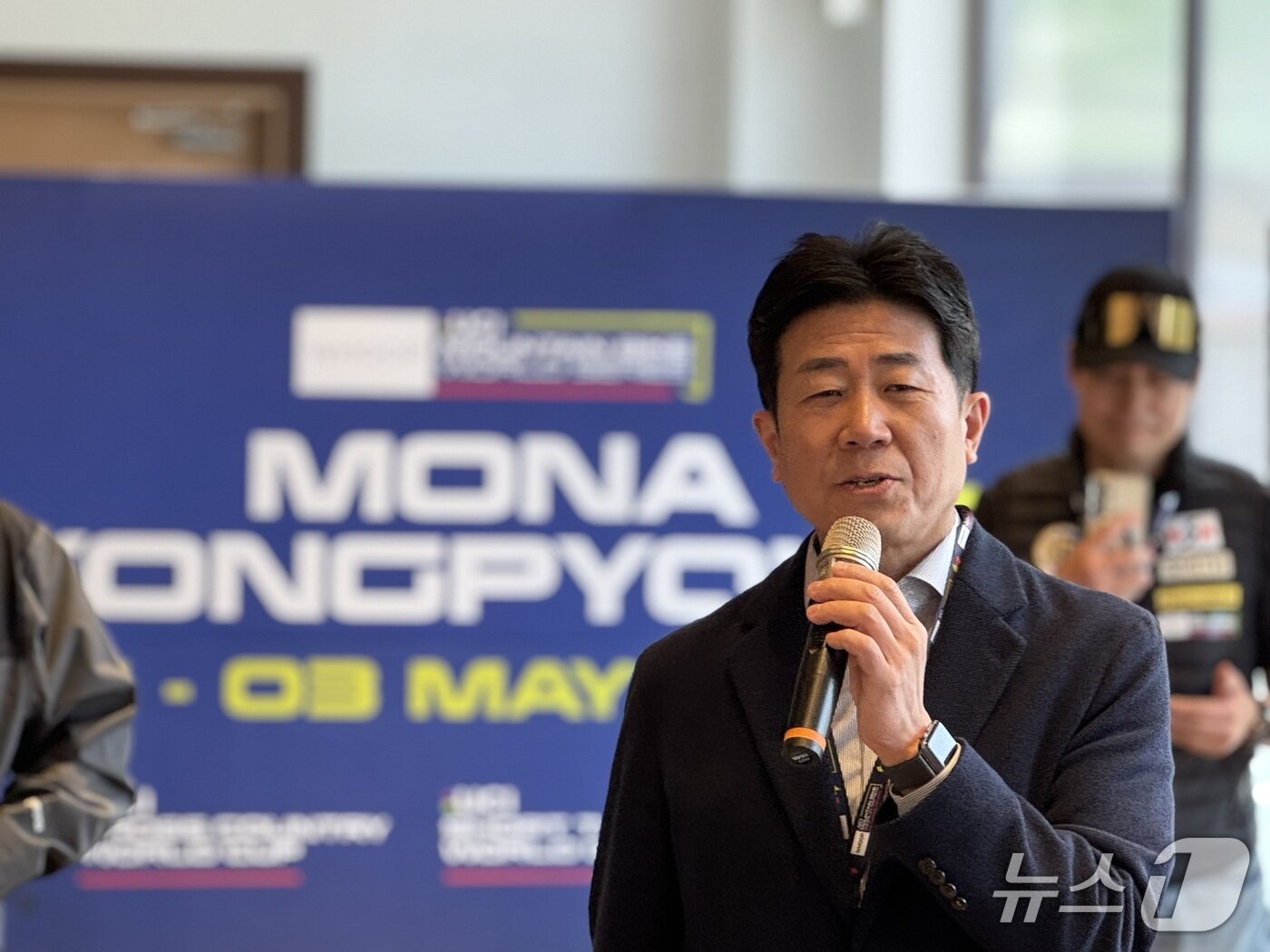 본문 이미지 - WHOOP UCI MTB 월드시리즈 대회가 열린 1일 강원 평창군 모나용평에서 대회 조직원장을 맡은 황기영 KG모빌리티 대표가 대회 관계자들에게 인사하는 모습 2026.5.4/뉴스1 ⓒ News1 박종홍 기자