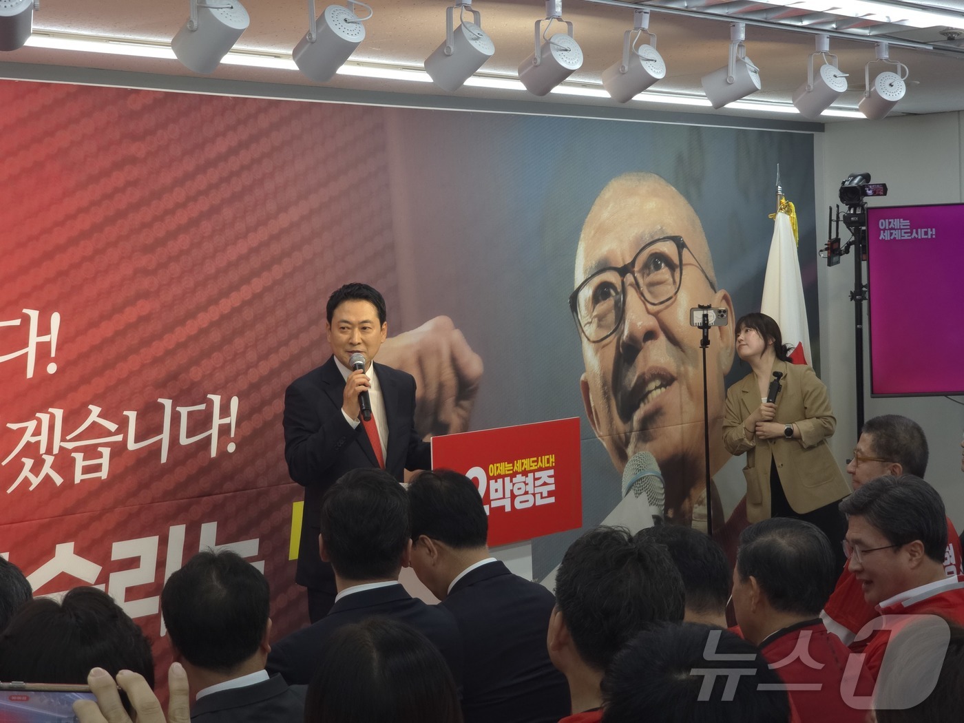 (부산=뉴스1) 이주현 기자 = 장동혁 국민의힘 대표가 2일 부산진구 동아빌딩에서 열린 박형준 국민의힘 부산시장 선거 사무소 개소식에서 축사를 하고 있다.2026.5.2/뉴스1