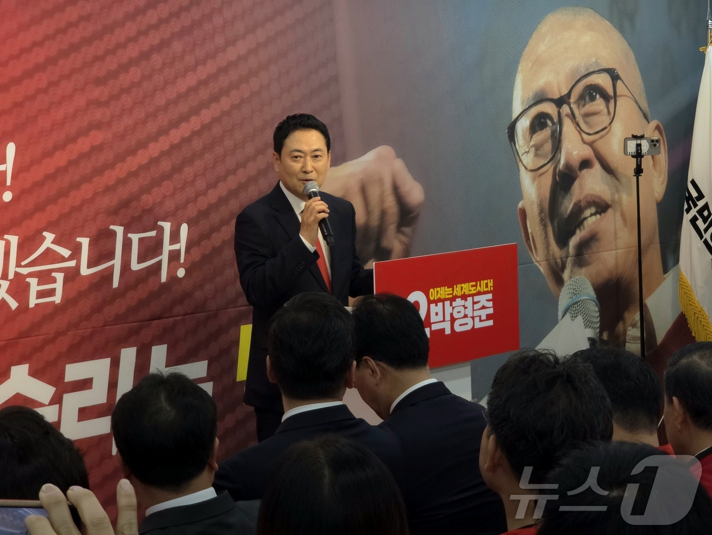 (부산=뉴스1) 이주현 기자 = 장동혁 국민의힘 대표가 2일 부산진구 동아빌딩에서 열린 박형준 국민의힘 부산시장 선거 사무소 개소식에서 축사를 하고 있다.2026.5.2/뉴스1