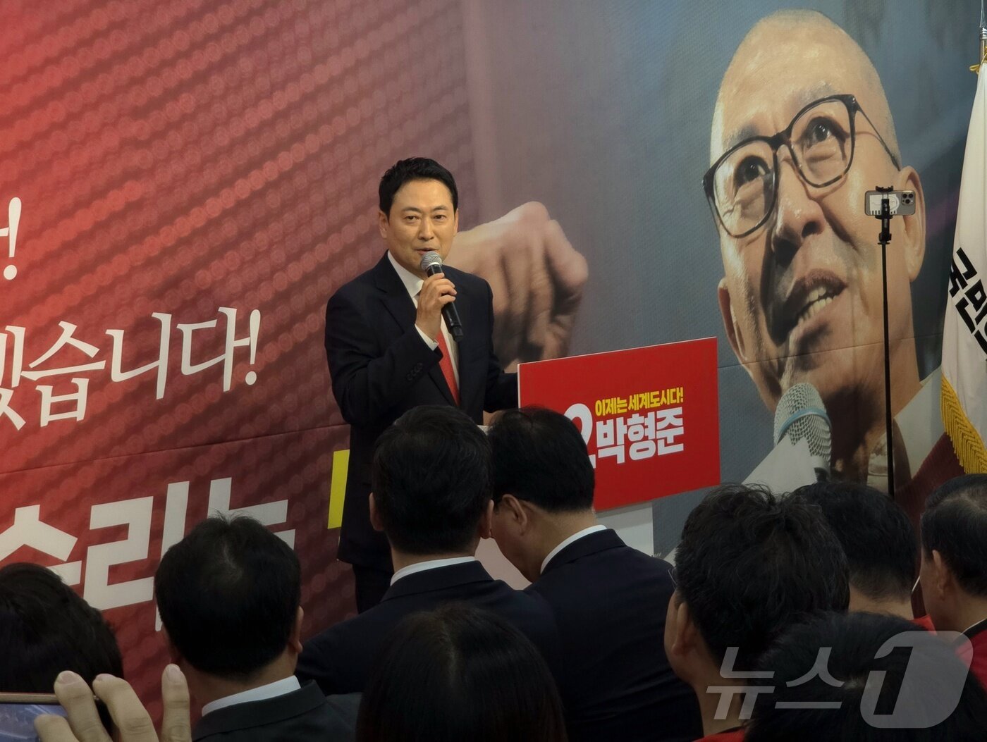 본문 이미지 - 2일 부산진구 동아빌딩에서 열린 박형준 국민의힘 부산시장 선거 사무소 개소식에서 장동혁 국민의힘 대표가 축사를 하고 있다.2026.5.2 ⓒ 뉴스1 이주현 기자