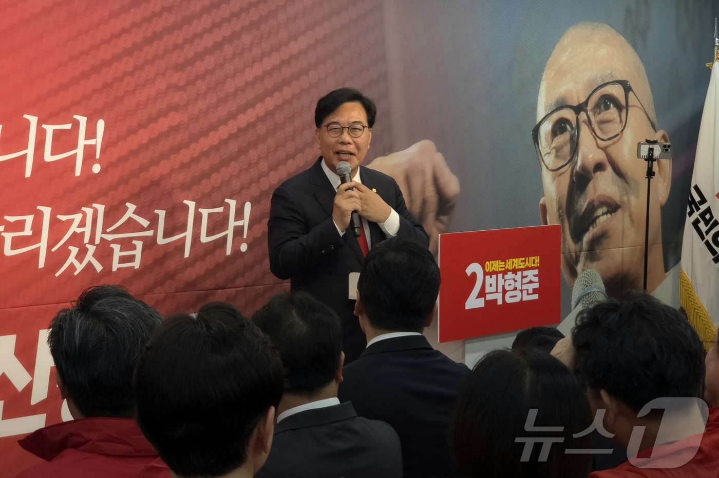 (부산=뉴스1) 이주현 기자 = 송언석 국민의힘 원내대표가 2일 부산진구 동아빌딩에서 열린 박형준 국민의힘 부산시장 선거 사무소 개소식에서 축사를 하고 있다.2026.5.2/뉴스1 …