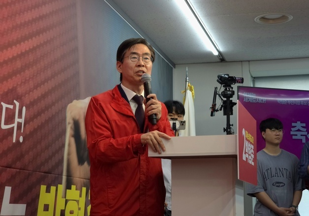 박형준 선거 사무소 개소식 찾아 축사하는 조경태