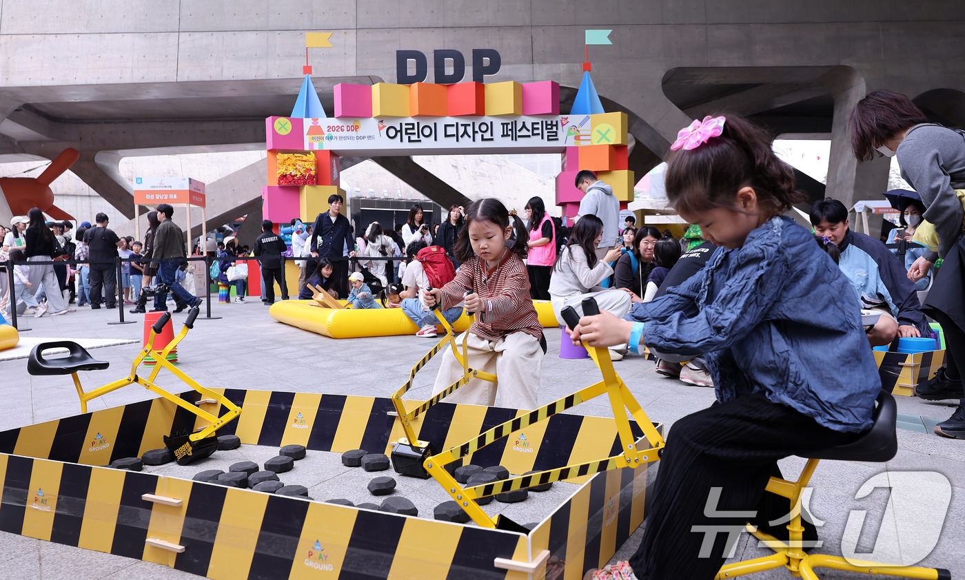 (서울=뉴스1) 박지혜 기자 = 2일 서울 중구 동대문디자인플라자(DDP) 야외 공간에서 열린 'DDP 어린이 디자인 페스티벌'을 찾은 어린이들이 즐거운 시간을 보내고 있다.'어린 …