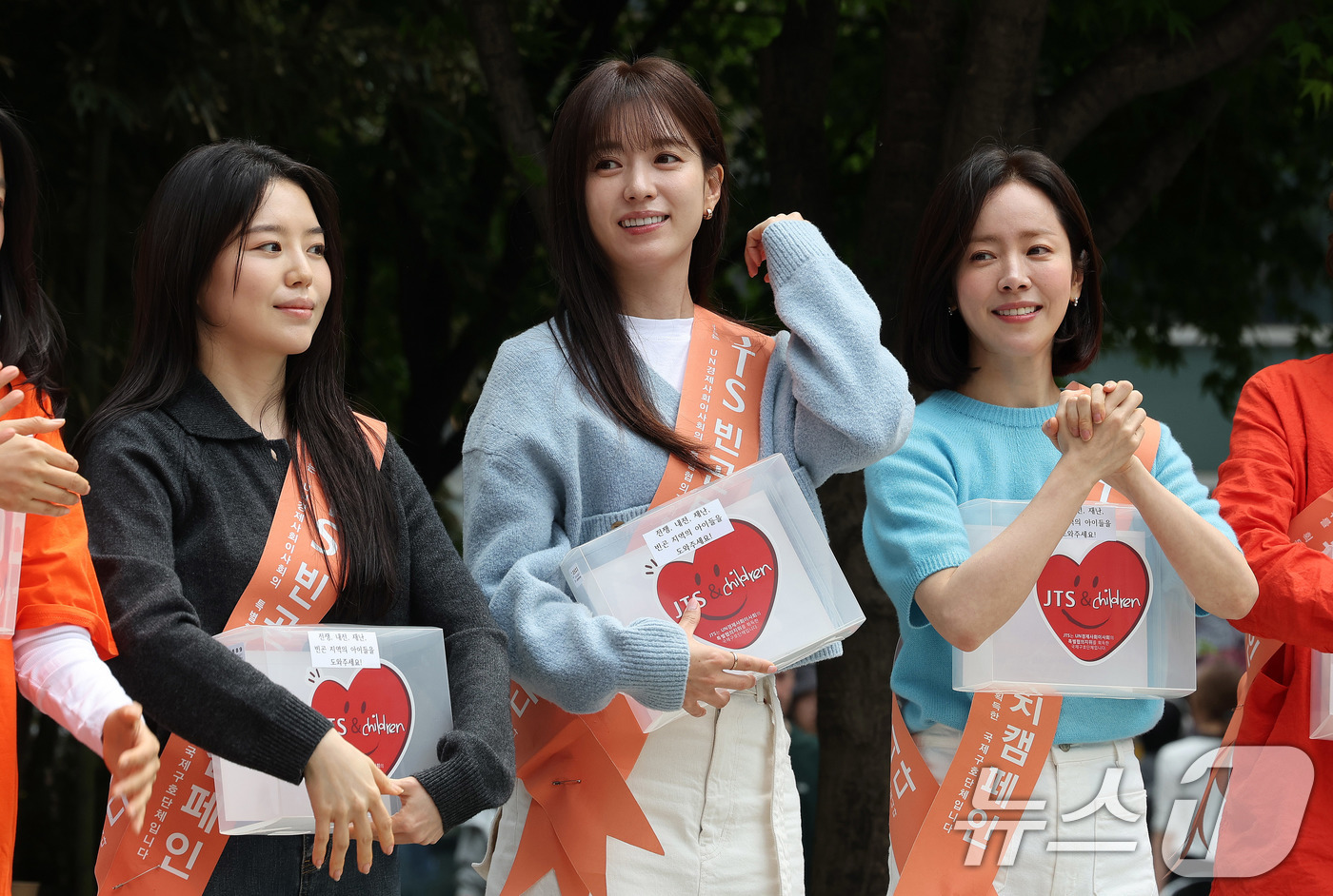 (서울=뉴스1) 박지혜 기자 = 배우 한지민(오른쪽부터), 한효주, 조혜정이 2일 오후 서울 중구 명동에서 열린 '길벗JTS 거리모금 캠페인'행사에 참석하고 있다. 2026.5.2 …