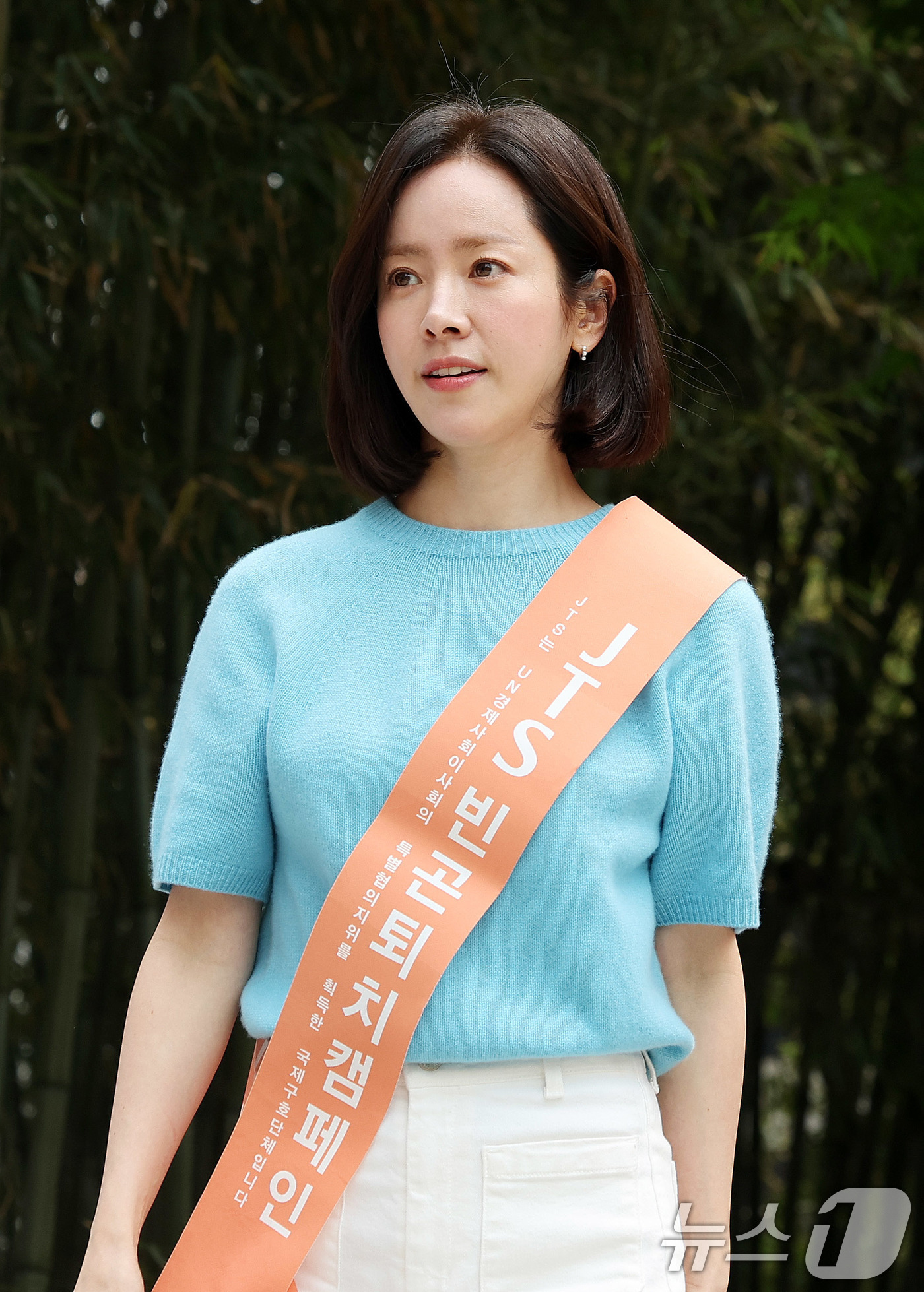 (서울=뉴스1) 박지혜 기자 = 배우 한지민이 2일 오후 서울 중구 명동에서 열린 '길벗JTS 거리모금 캠페인’ 행사에 참석하고 있다. 2026.5.2/뉴스1