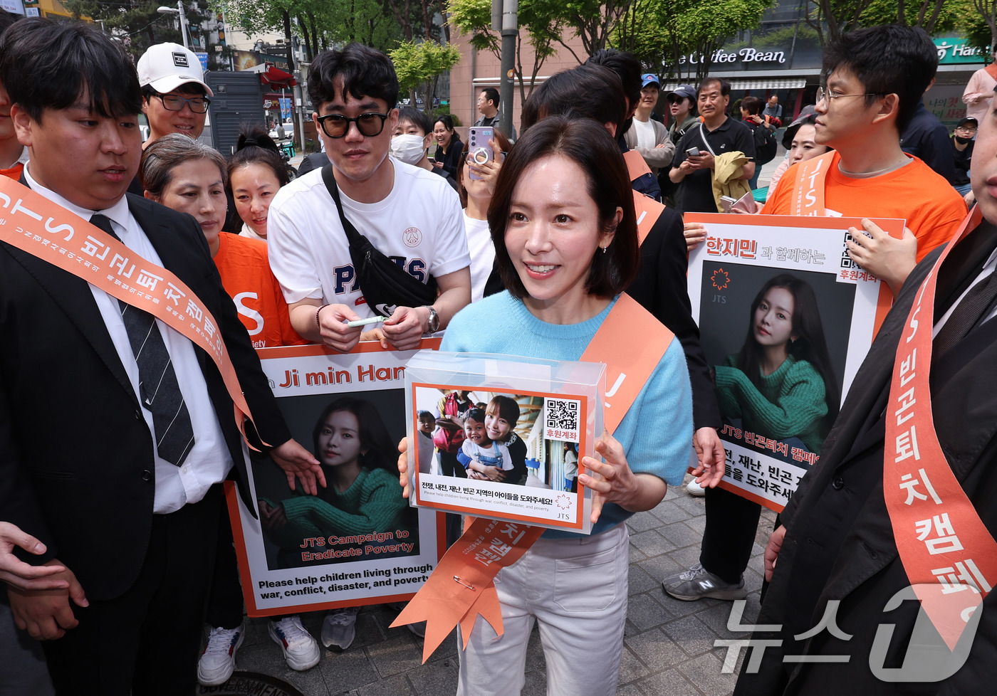 (서울=뉴스1) 박지혜 기자 = 배우 한지민이 2일 오후 서울 중구 명동에서 열린 '길벗JTS 거리모금 캠페인’ 행사에 참석하고 있다. 2026.5.2/뉴스1