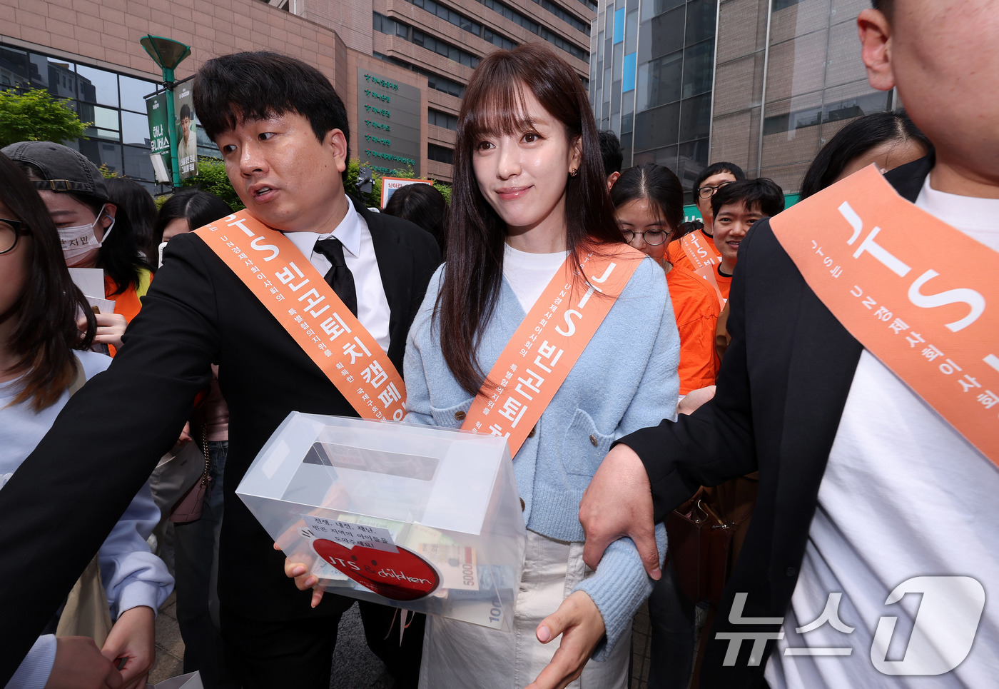 (서울=뉴스1) 박지혜 기자 = 배우 한효주가 2일 오후 서울 중구 명동에서 열린 '길벗JTS 거리모금 캠페인’ 행사에 참석하고 있다. 2026.5.2/뉴스1