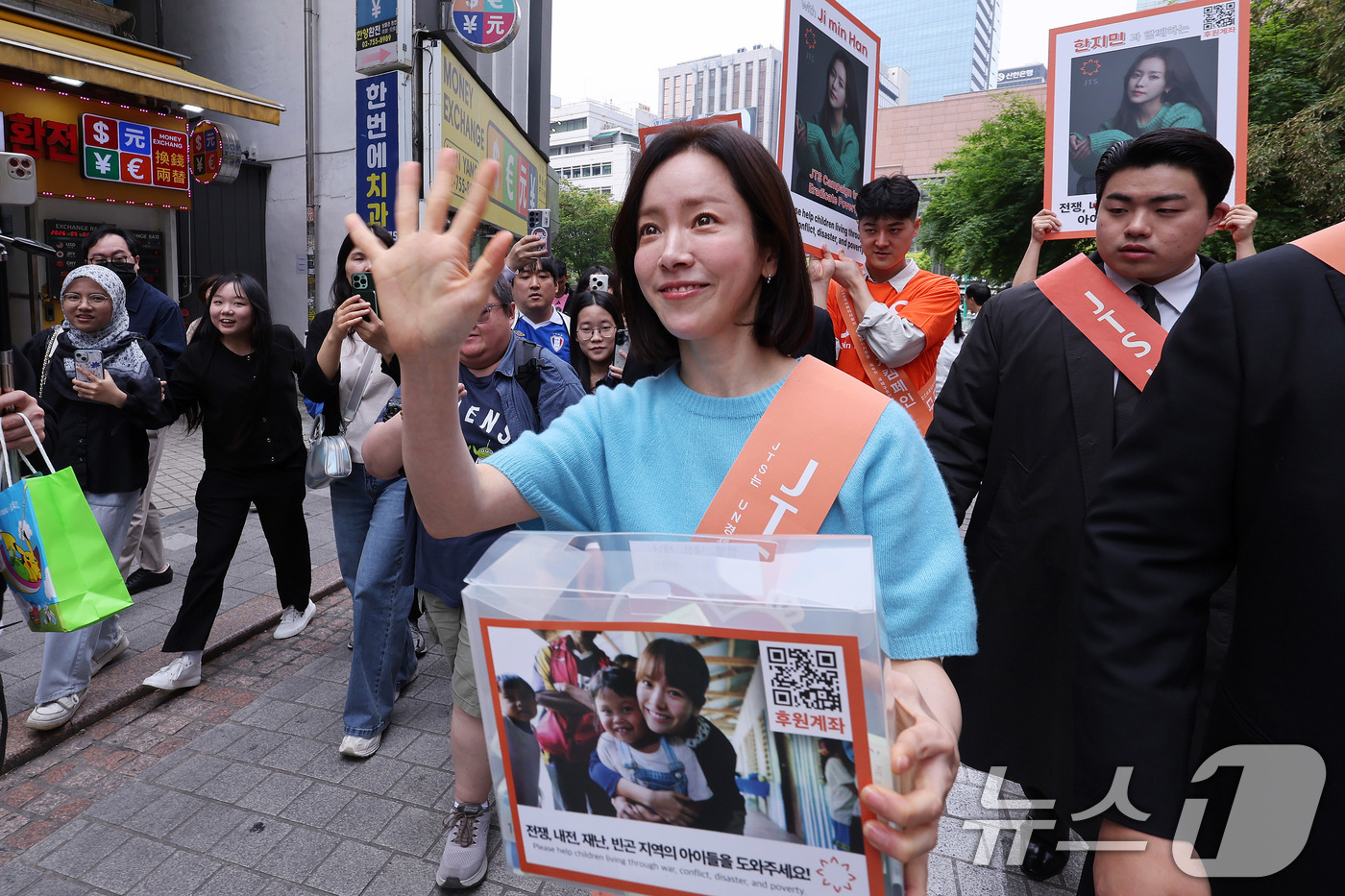 (서울=뉴스1) 박지혜 기자 = 배우 한지민이 2일 오후 서울 중구 명동에서 열린 '길벗JTS 거리모금 캠페인’ 행사에 참석하고 있다. 2026.5.2/뉴스1