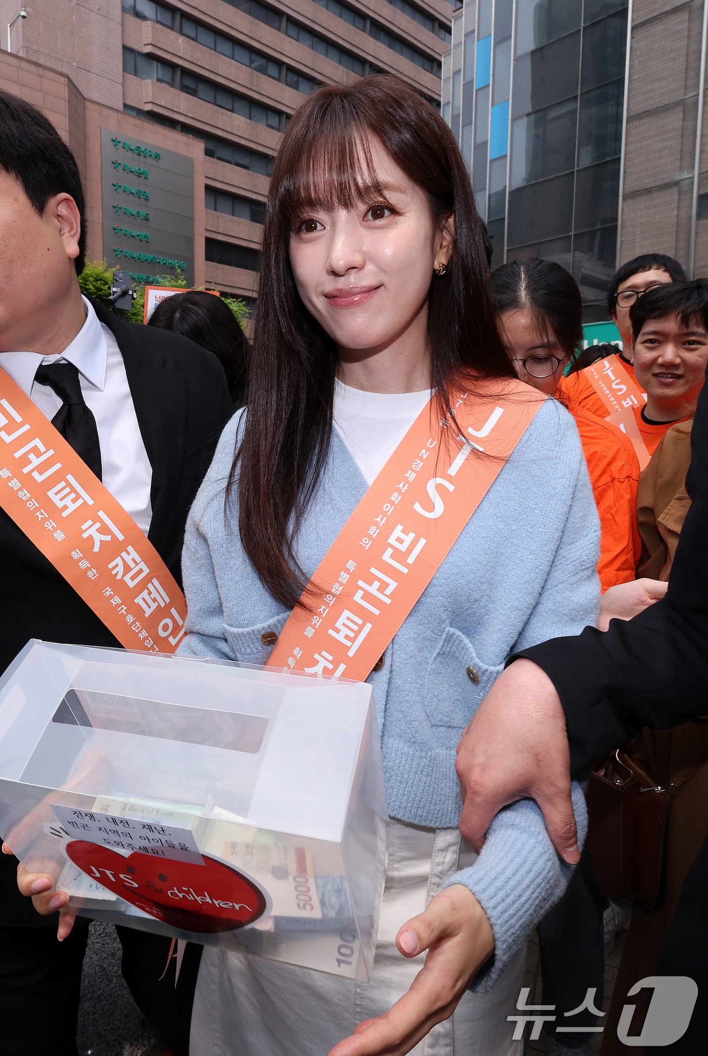 (서울=뉴스1) 박지혜 기자 = 배우 한효주가 2일 오후 서울 중구 명동에서 열린 '길벗JTS 거리모금 캠페인’ 행사에 참석하고 있다. 2026.5.2/뉴스1