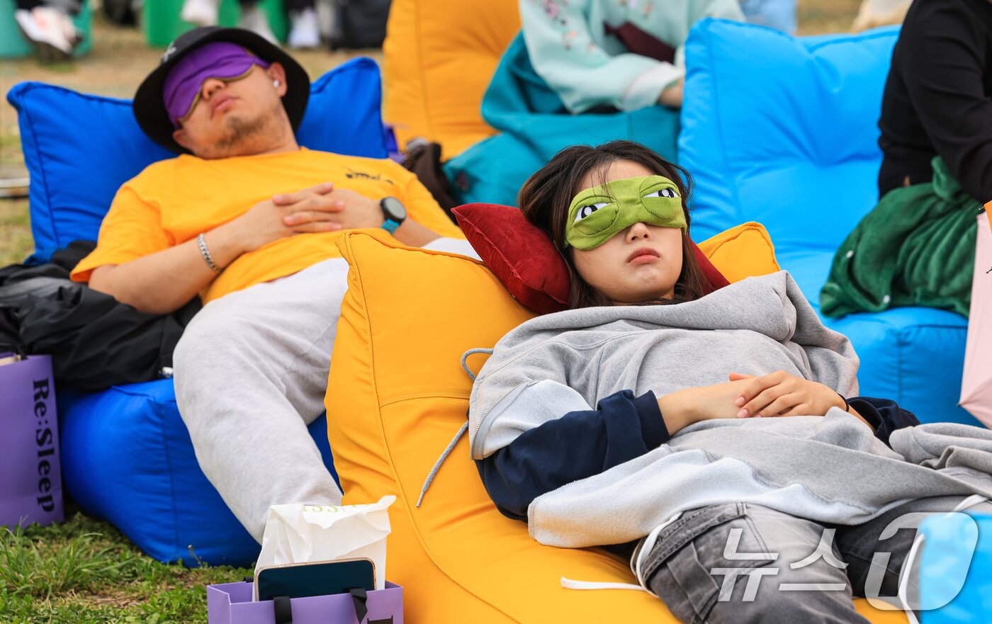 본문 이미지 - 2일 서울 영등포구 한강공원 멀티플라자에서 열린 ‘2026 한강 잠퍼자기 대회’에 참가한 시민들이 낮잠을 자고 있다. 2026.5.2 ⓒ 뉴스1 이호윤 기자