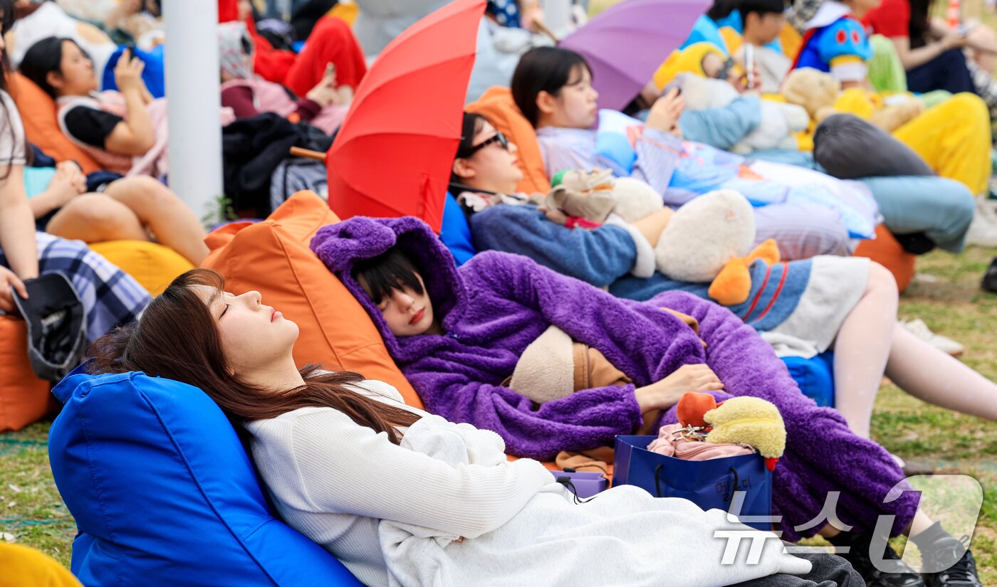 본문 이미지 - 2일 서울 영등포구 한강공원 멀티플라자에서 열린 ‘2026 한강 잠퍼자기 대회’에 참가한 시민들이 낮잠을 자고 있다. 2026.5.2 ⓒ 뉴스1 이호윤 기자