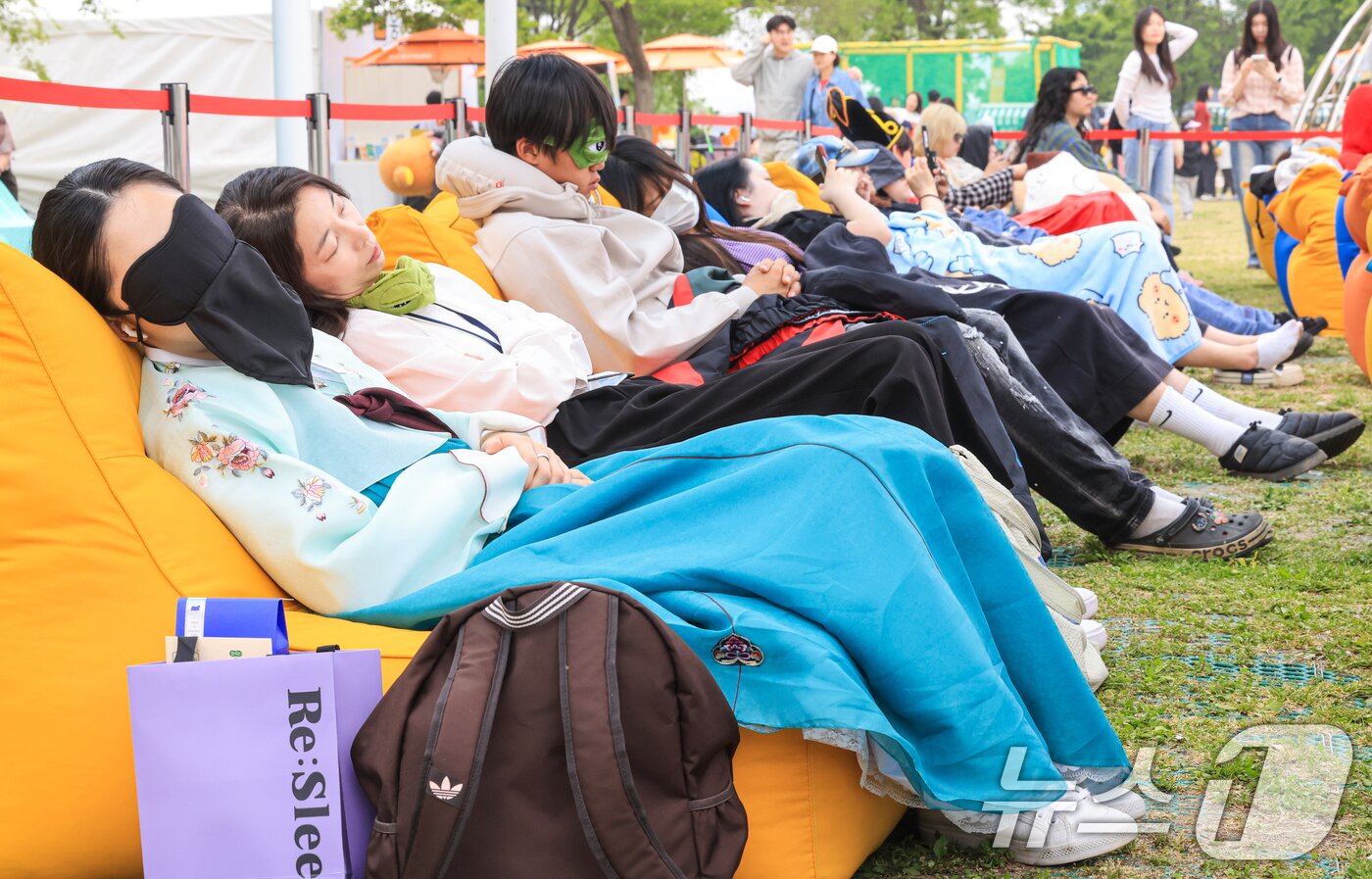 본문 이미지 - 2일 서울 영등포구 한강공원 멀티플라자에서 열린 ‘2026 한강 잠퍼자기 대회’에 참가한 시민들이 낮잠을 자고 있다. 2026.5.2 ⓒ 뉴스1 이호윤 기자