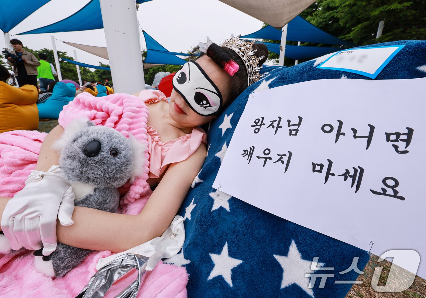 본문 이미지 - 2일 서울 영등포구 한강공원 멀티플라자에서 열린 ‘2026 한강 잠퍼자기 대회’에 참가한 시민이 낮잠을 자고 있다. 2026.5.2 ⓒ 뉴스1 이호윤 기자