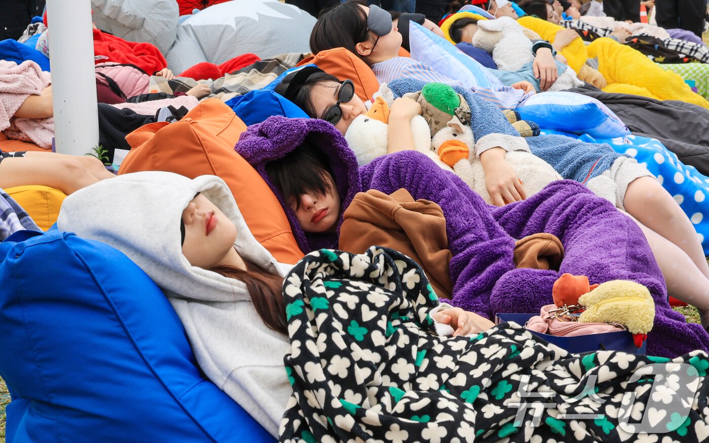 본문 이미지 - 2일 서울 영등포구 한강공원 멀티플라자에서 열린 ‘2026 한강 잠퍼자기 대회’에 참가한 시민들이 낮잠을 자고 있다. 2026.5.2 ⓒ 뉴스1 이호윤 기자