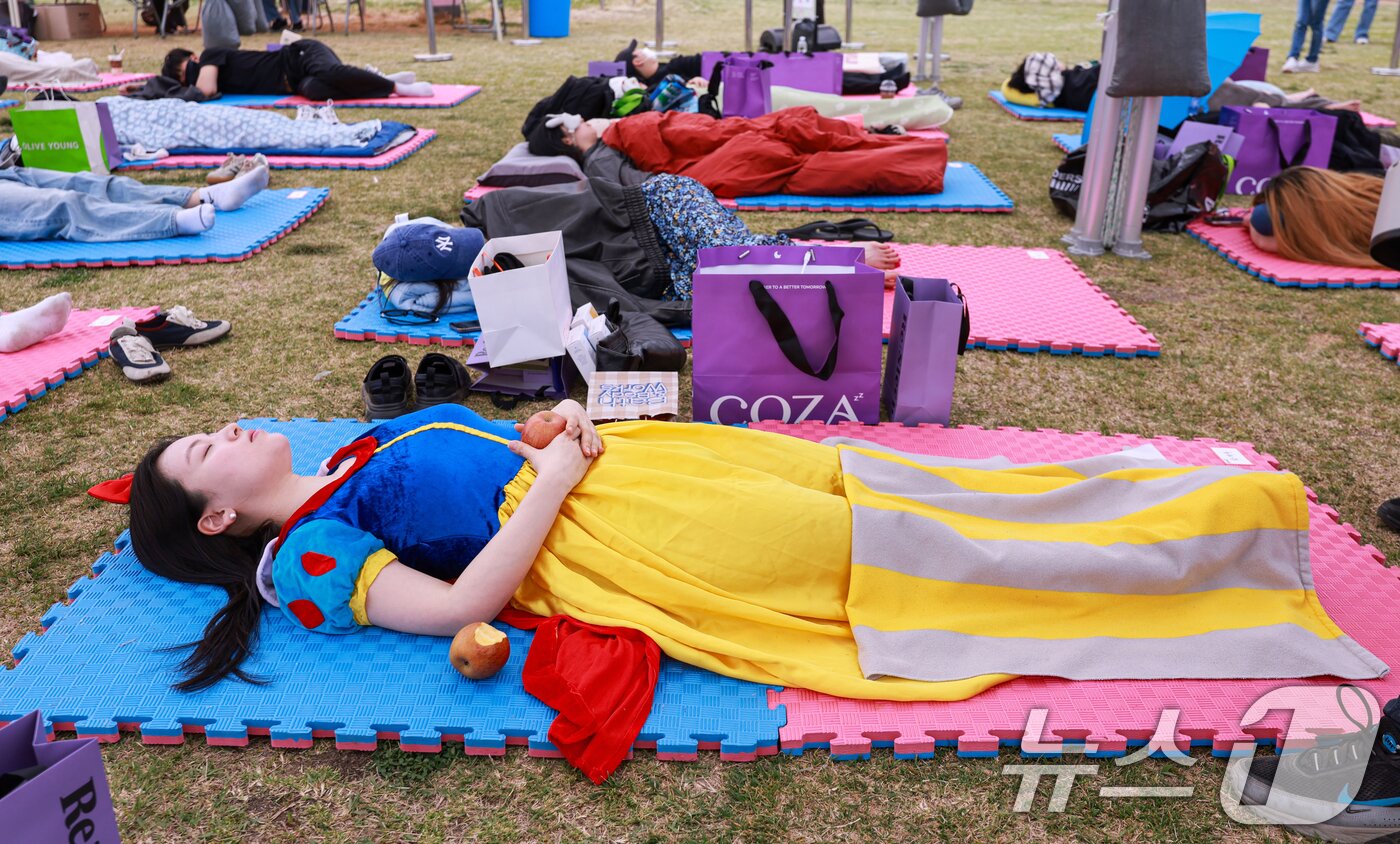 본문 이미지 - 2일 서울 영등포구 한강공원 멀티플라자에서 열린 ‘2026 한강 잠퍼자기 대회’에 참가한 시민들이 낮잠을 자고 있다. 2026.5.2 ⓒ 뉴스1 이호윤 기자