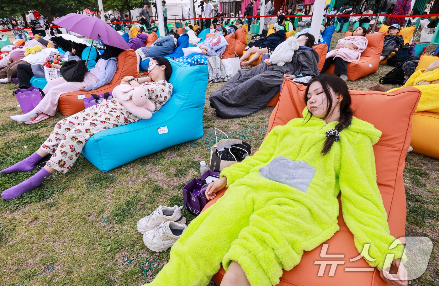 본문 이미지 - 2일 서울 영등포구 한강공원 멀티플라자에서 열린 ‘2026 한강 잠퍼자기 대회’에 참가한 시민들이 낮잠을 자고 있다. 2026.5.2 ⓒ 뉴스1 이호윤 기자