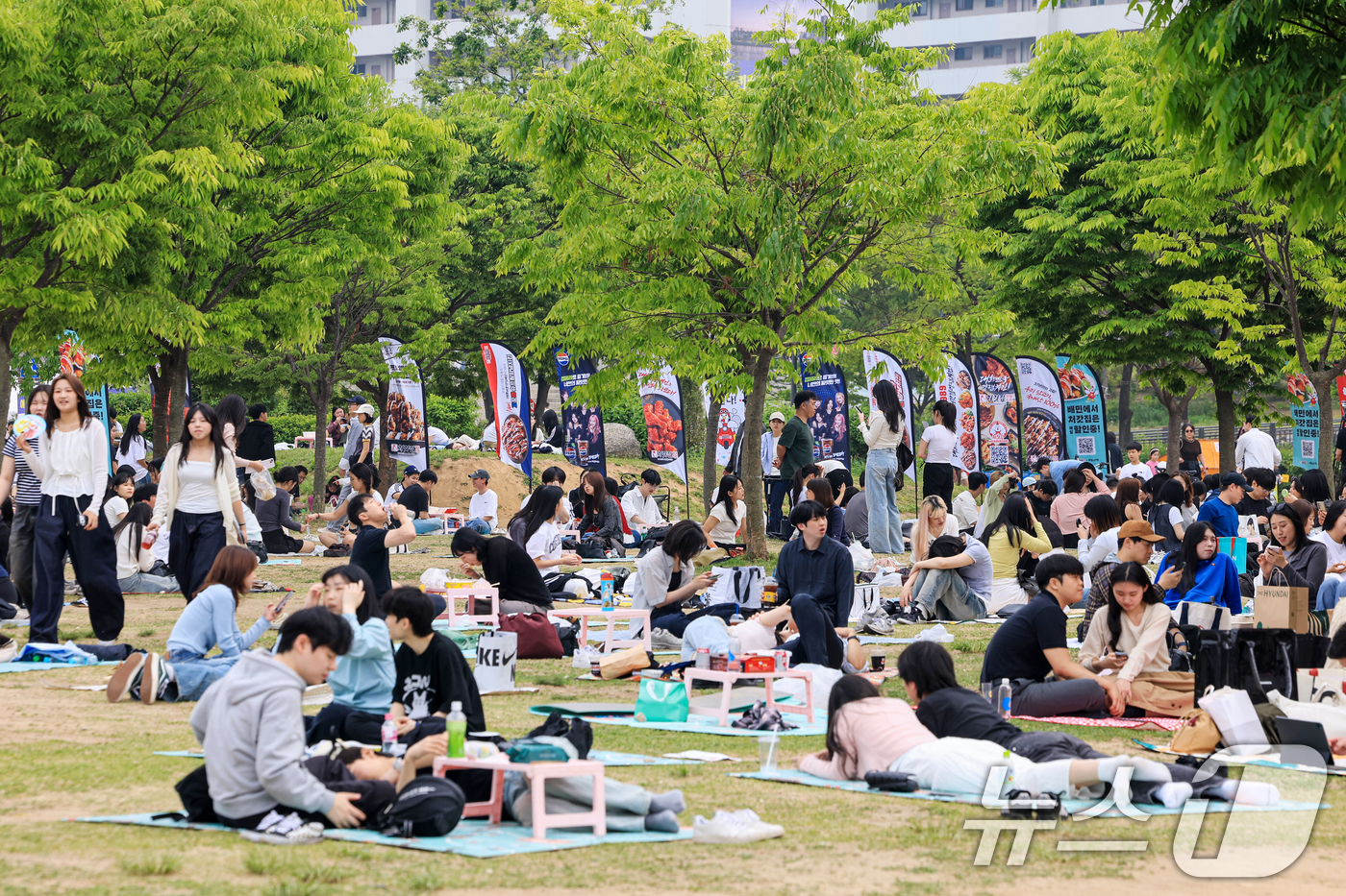 (서울=뉴스1) 이호윤 기자 = 노동절과 어린이날 징검다리 연휴를 맞은 2일 서울 영등포구 한강공원을 찾은 시민들이 휴식을 취하고 있다. 2026.5.2/뉴스1