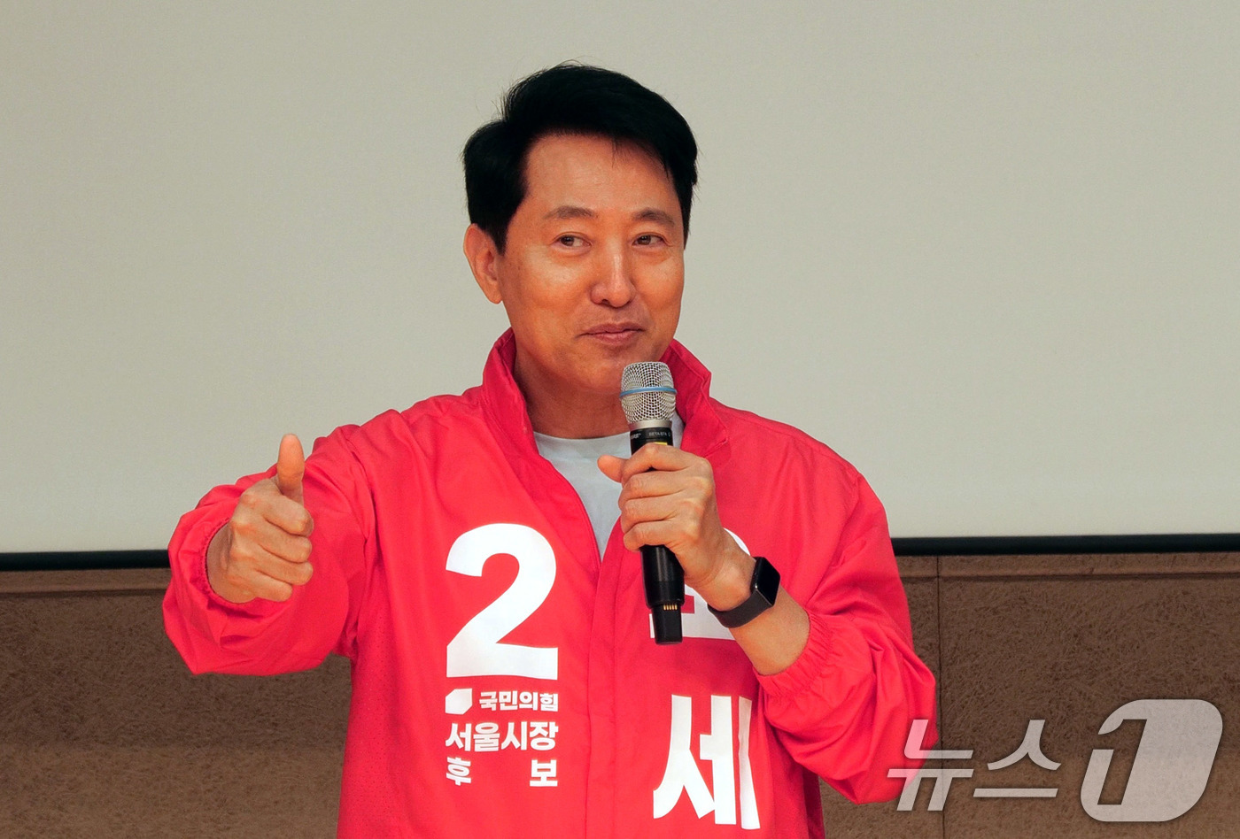 (서울=뉴스1) 박지혜 기자 = 오세훈 국민의힘 서울시장 후보가  2일 서울 은평문화예술회관 숲속극장에서 열린 은평을 필승결의대회에서 당원들에게 인사하고 있다. (오세훈 후보 캠프 …