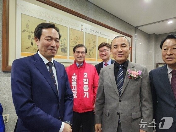 본문 이미지 - 지난 2월 20일 강릉농협에서 열린 강릉최씨 대종회 신년 하례회에서 김진태 강원도지사와 우상호 전 청와대 정무수석(현 더불어민주당 도지사 예비후보)이 인사하고 있다.(자료사진)/뉴스1 DB