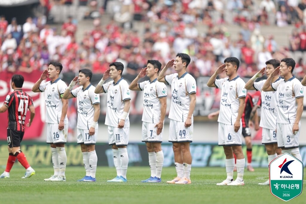 본문 이미지 - 득점 후 경례 세리머니를 하는 김천 상무 선수들(한국프로축구연맹 제공) 