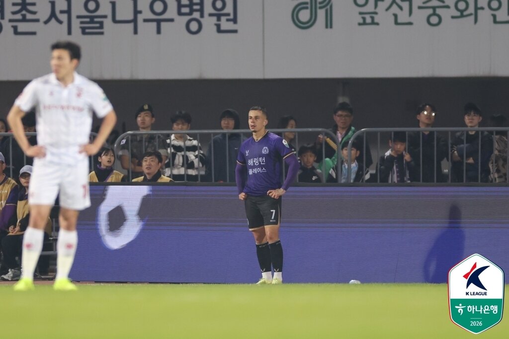 본문 이미지 - 퇴장 당한 안양 마테우스(한국프로축구연맹 제공) 