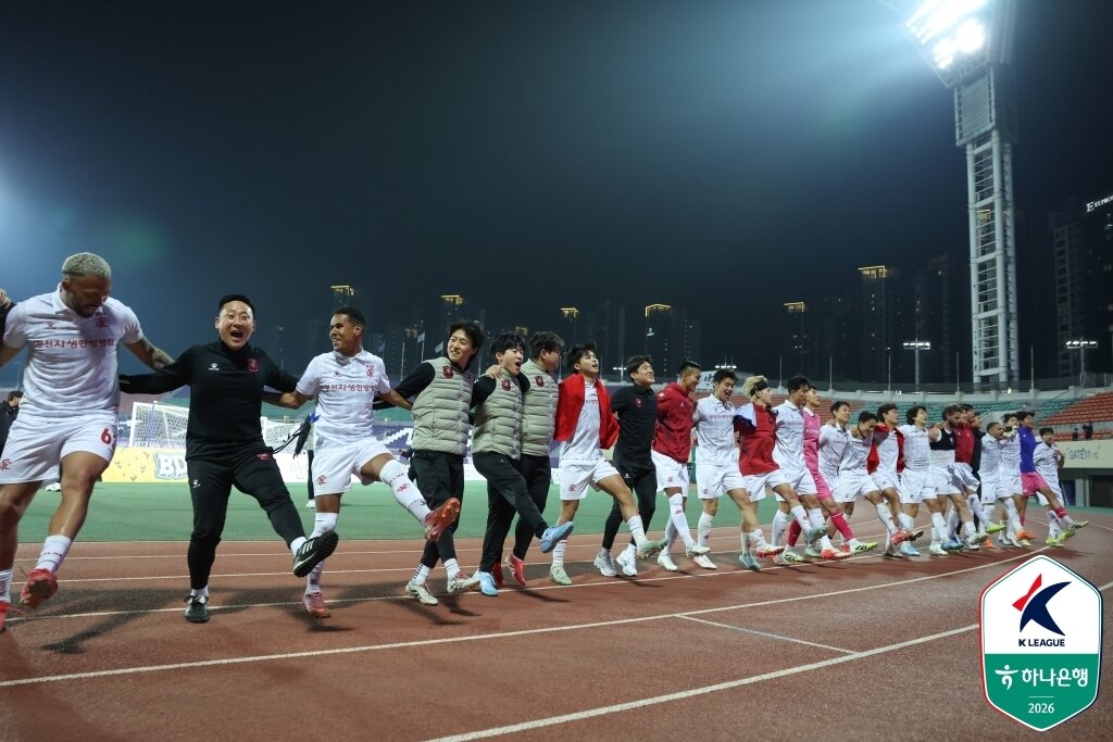 본문 이미지 - 승리 후 기뻐하는 부천 선수단(한국프로축구연맹 제공) 