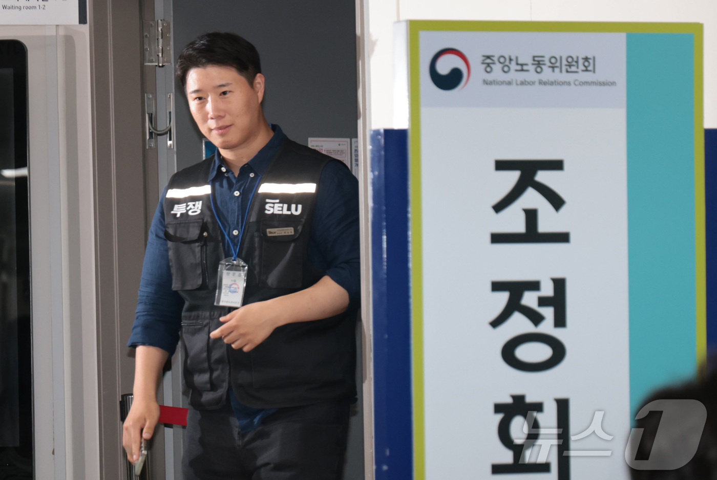 (세종=뉴스1) 김기남 기자 = 최승호 삼성그룹 초기업노동조합 삼성전자지부 위원장이 19일 정부세종청사 중앙노동위원회에서 열린 삼성전자 노사 간 2차 사후조정 마라톤 협상 끝에 2 …