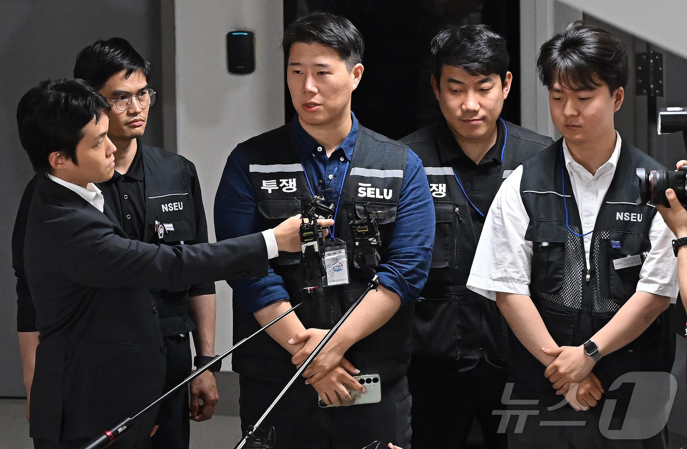 (세종=뉴스1) 김기남 기자 = 최승호 삼성그룹 초기업노동조합 삼성전자지부 위원장이 19일 정부세종청사 중앙노동위원회에서 열린 삼성전자 노사 간 2차 사후조정 마라톤 협상 끝에 2 …