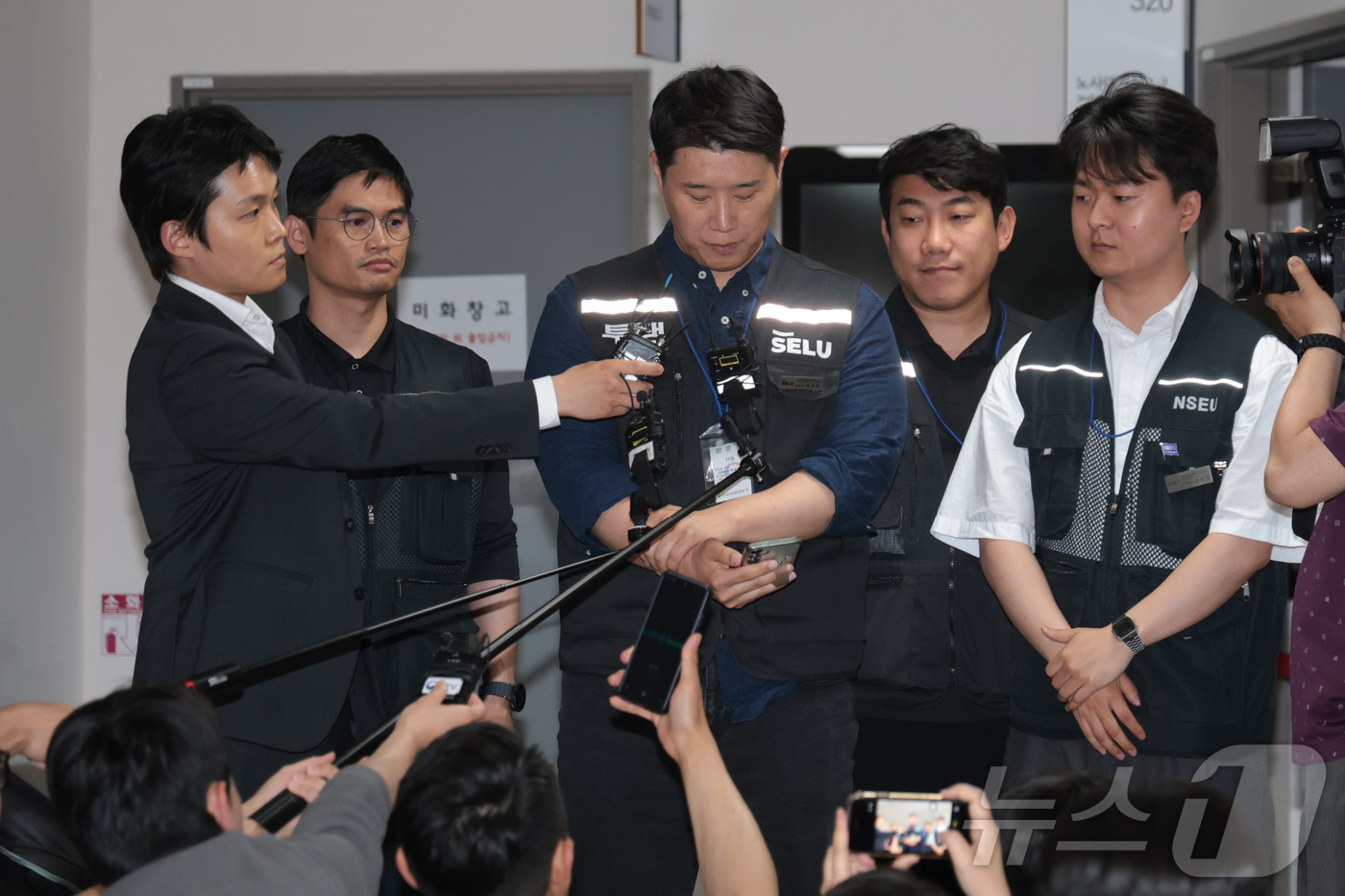 (세종=뉴스1) 김기남 기자 = 최승호 삼성그룹 초기업노동조합 삼성전자지부 위원장이 19일 정부세종청사 중앙노동위원회에서 열린 삼성전자 노사 간 2차 사후조정 마라톤 협상 끝에 2 …