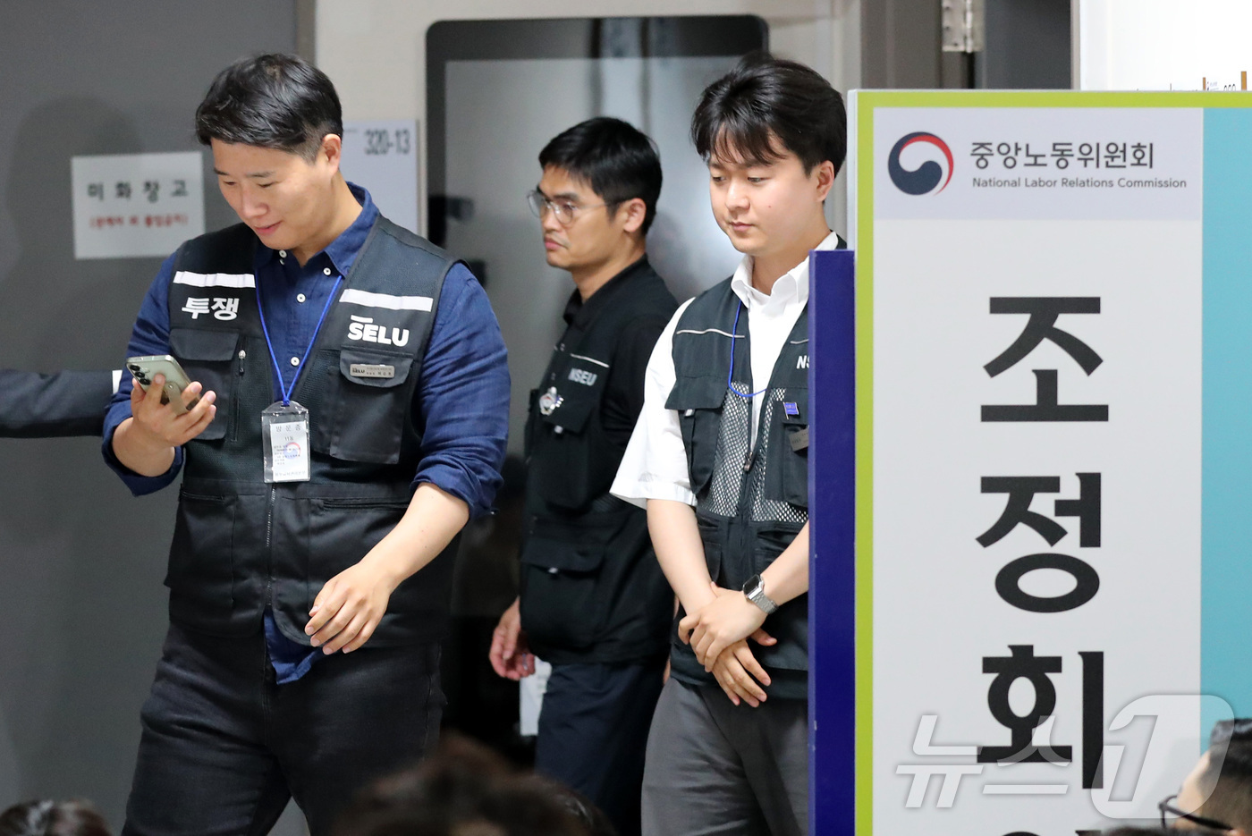 (세종=뉴스1) 김기남 기자 = 최승호 삼성그룹 초기업노동조합 삼성전자지부 위원장이 19일 정부세종청사 중앙노동위원회에서 열린 삼성전자 노사 간 2차 사후조정 마라톤 협상 끝에 2 …