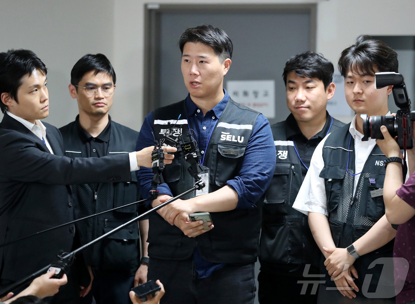 (세종=뉴스1) 김기남 기자 = 최승호 삼성그룹 초기업노동조합 삼성전자지부 위원장이 19일 정부세종청사 중앙노동위원회에서 열린 삼성전자 노사 간 2차 사후조정 마라톤 협상 끝에 2 …