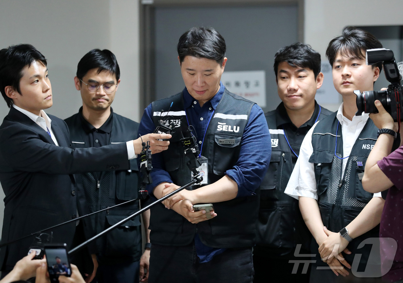 (세종=뉴스1) 김기남 기자 = 최승호 삼성그룹 초기업노동조합 삼성전자지부 위원장이 19일 정부세종청사 중앙노동위원회에서 열린 삼성전자 노사 간 2차 사후조정 마라톤 협상 끝에 2 …