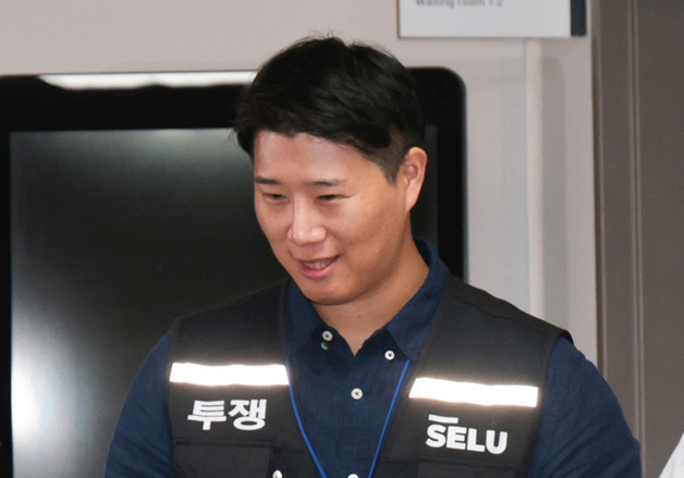 회의장 나오는 최승호 위원장