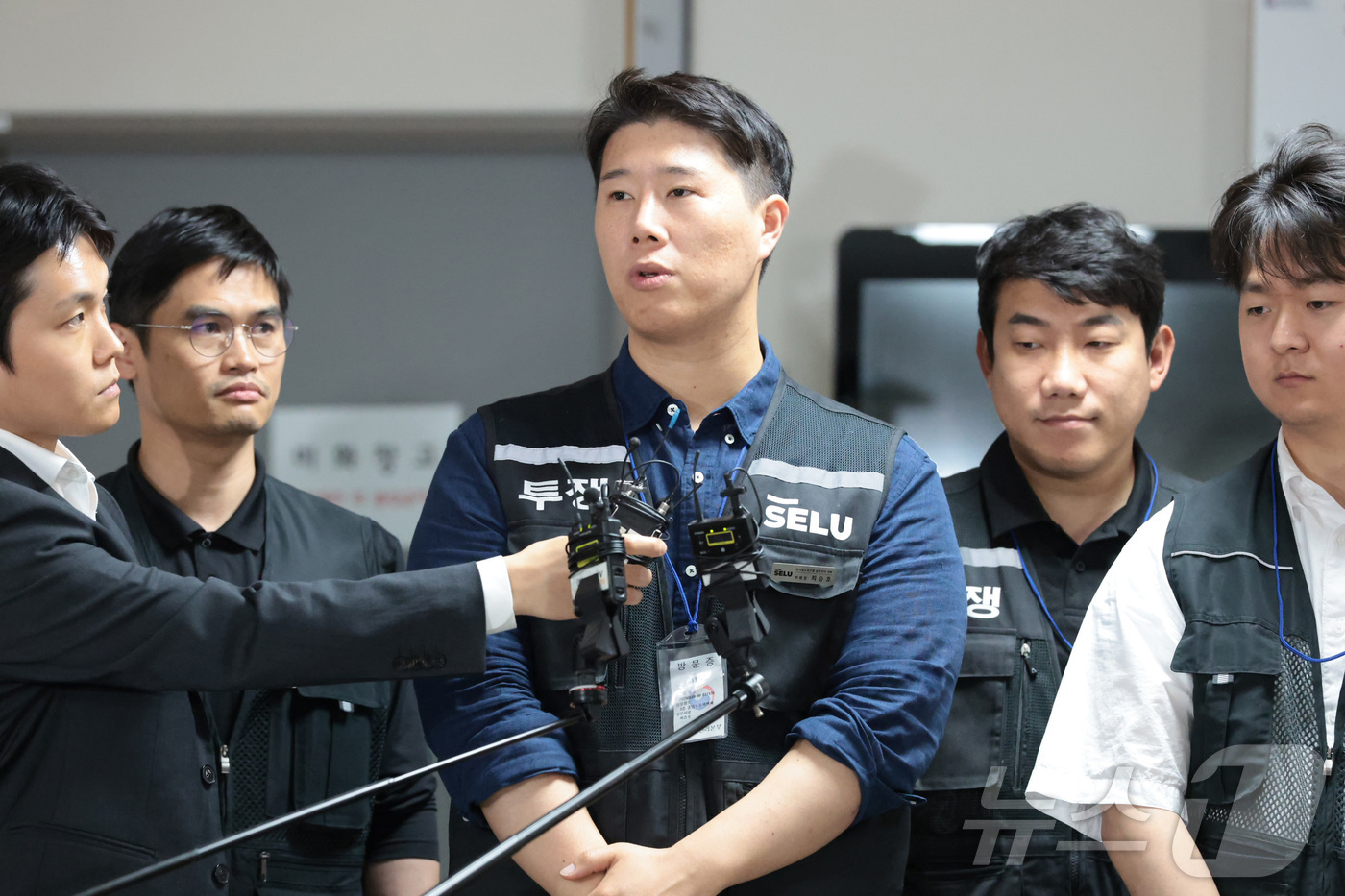 (세종=뉴스1) 김기남 기자 = 최승호 삼성그룹 초기업노동조합 삼성전자지부 위원장이 19일 정부세종청사 중앙노동위원회에서 열린 삼성전자 노사 간 2차 사후조정 마라톤 협상 끝에 2 …