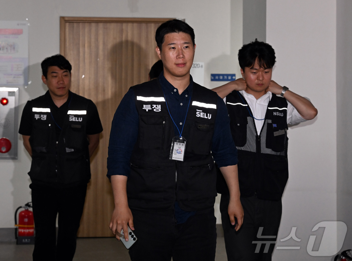 (세종=뉴스1) 김기남 기자 = 최승호 삼성그룹 초기업노동조합 삼성전자지부 위원장이 19일 정부세종청사 중앙노동위원회에서 열린 삼성전자 노사 간 2차 사후조정 마라톤 협상 끝에 2 …