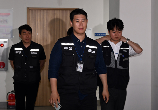 회의장 나오는 최승호 위원장