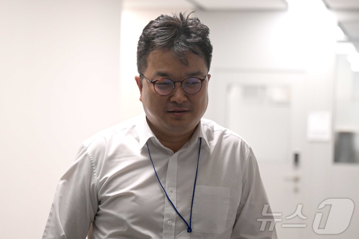 본문 이미지 - 김형로 삼성전자 부사장이 20일 새벽 정부세종청사 중앙노동위원회에서 열린 '삼성전자 2026년 2차 사후조정 2일차 회의'를 정회한 뒤 회의장을 나서고 있다.(공동취재) 2026.5.20 ⓒ 뉴스1 김기남 기자