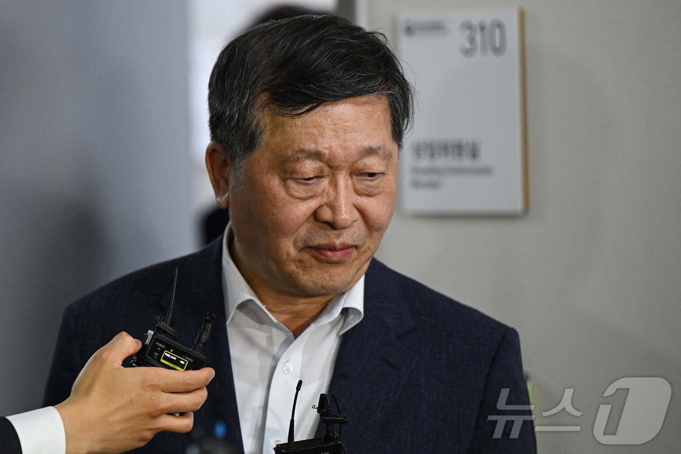 (세종=뉴스1) 김기남 기자 = 박수근 중앙노동위원회 위원장이 20일 새벽 정부세종청사 중앙노동위원회에서 열린 '삼성전자 2026년 2차 사후조정 2일차 회의'를 정회한 뒤 취재진 …