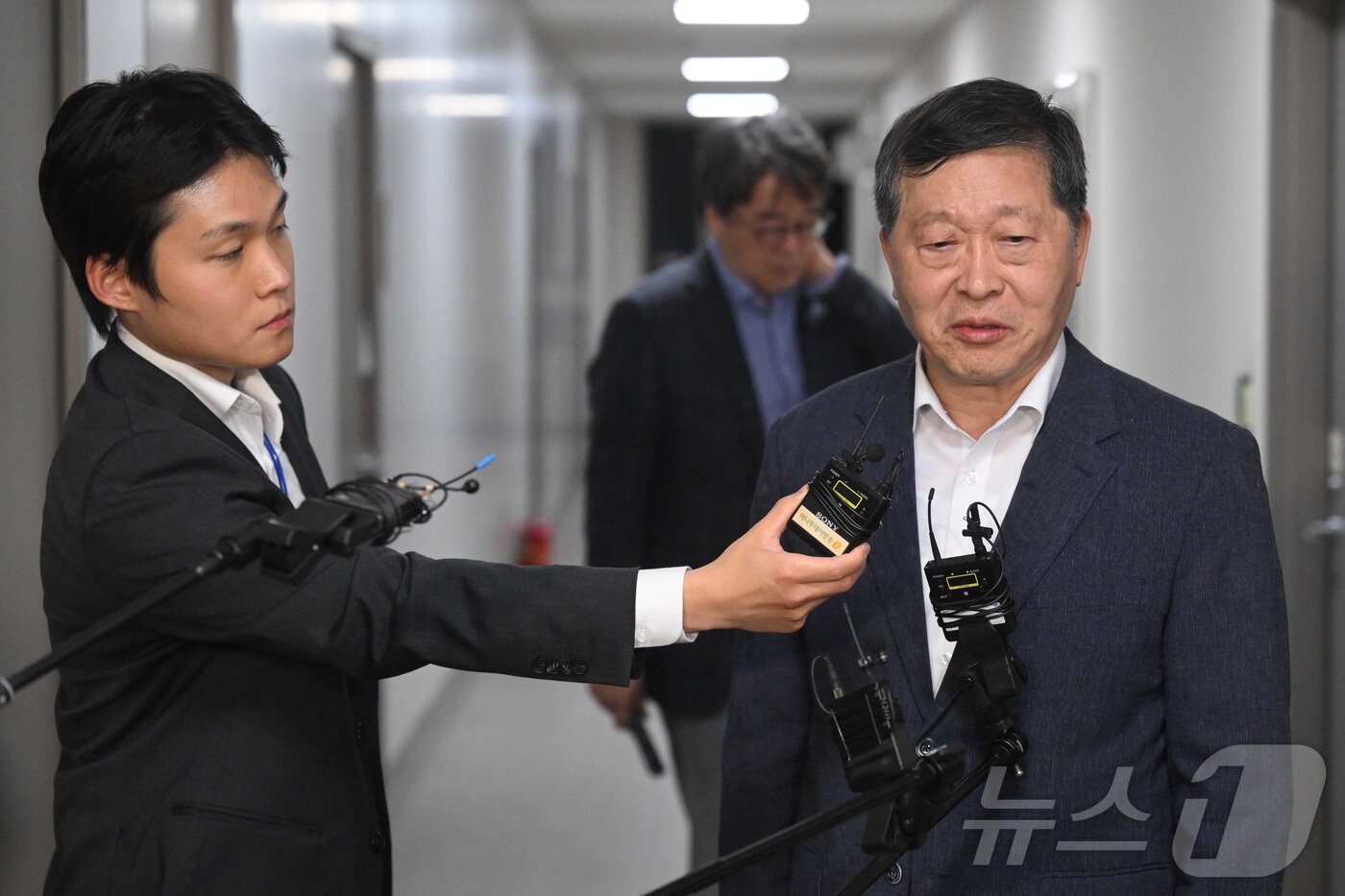 본문 이미지 - 박수근 중앙노동위원회 위원장이 20일 새벽 정부세종청사 중앙노동위원회에서 열린 '삼성전자 2026년 2차 사후조정 2일차 회의'를 정회한 뒤 취재진의 질문에 답변하고 있다.(공동취재) 2026.5.20 ⓒ 뉴스1 김기남 기자