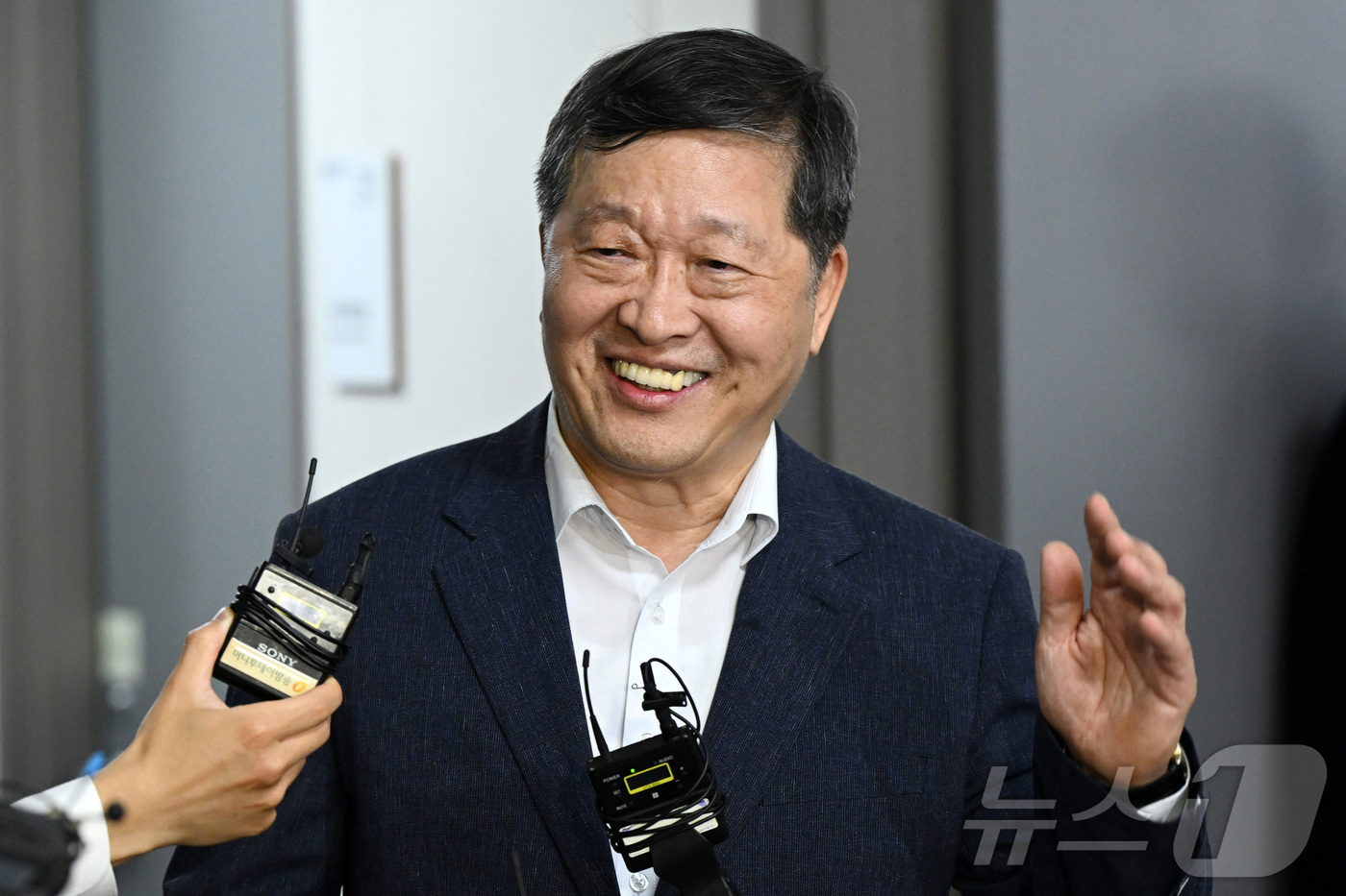 (세종=뉴스1) 김기남 기자 = 박수근 중앙노동위원회 위원장이 20일 새벽 정부세종청사 중앙노동위원회에서 열린 '삼성전자 2026년 2차 사후조정 2일차 회의'를 정회한 뒤 취재진 …