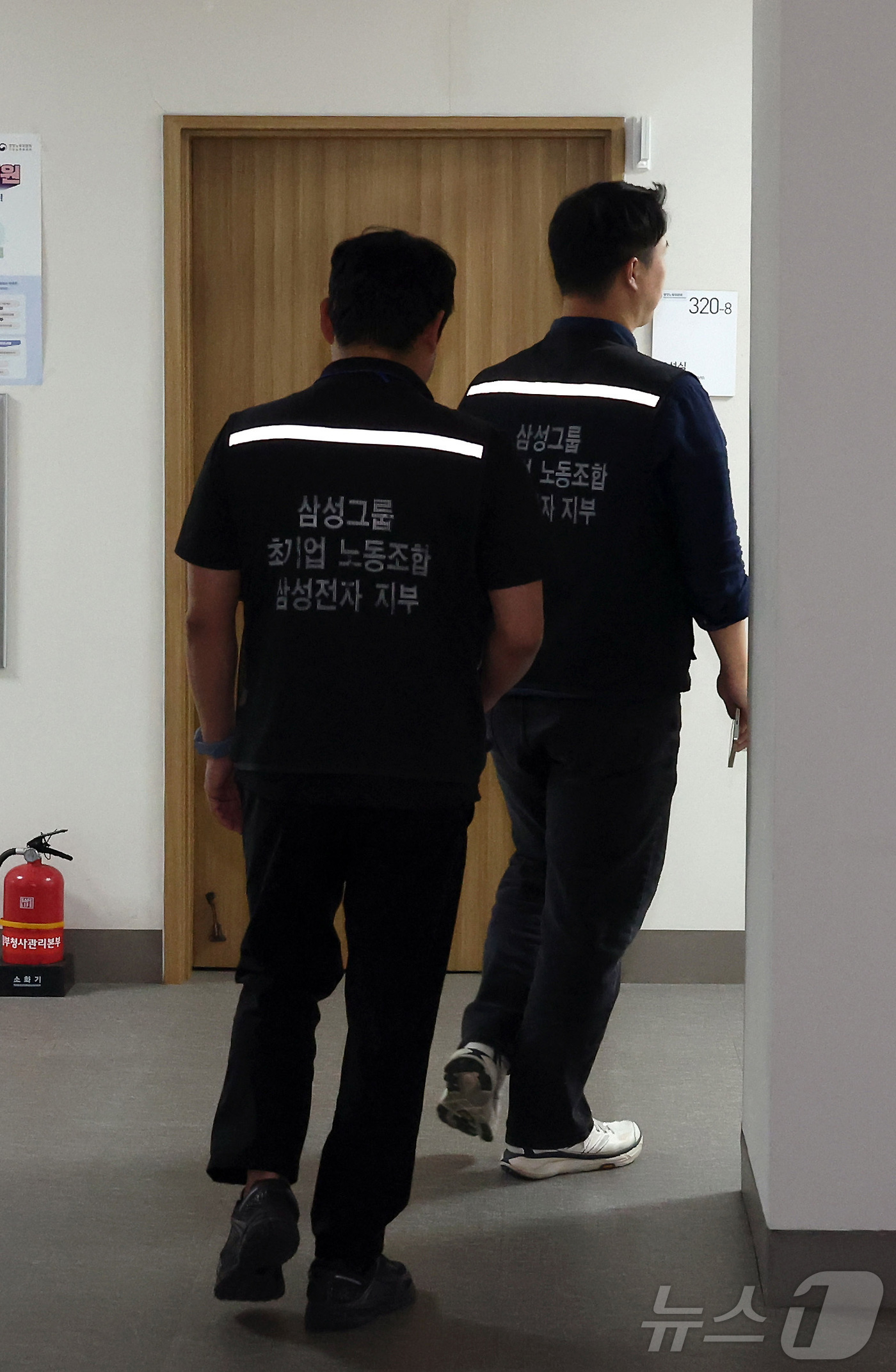 (세종=뉴스1) 김기남 기자 = 최승호 삼성그룹 초기업노동조합 삼성전자지부 위원장이 20일 새벽 정부세종청사 중앙노동위에서 입장을 밝힌 뒤 사후조정 회의실로 되돌아 가고 있다.(공 …