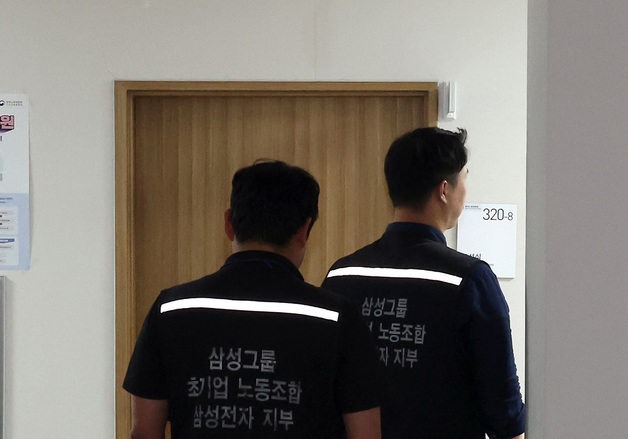 입장 밝힌 뒤 회의실로 돌아가는 최승호 삼성노조 위원장