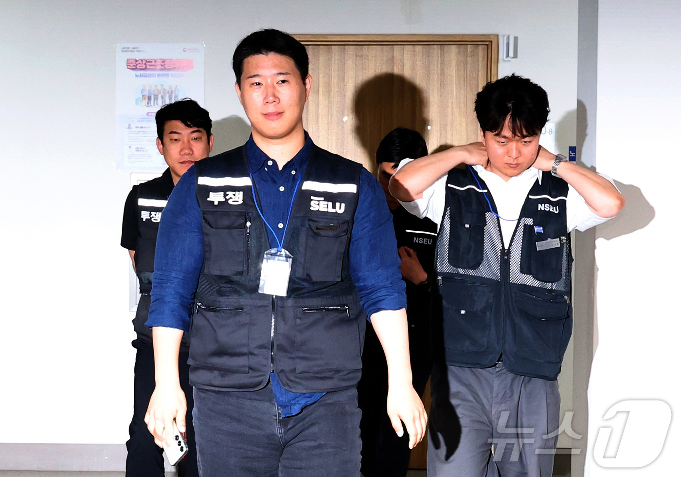 (세종=뉴스1) 김기남 기자 = 최승호 삼성그룹 초기업노동조합 삼성전자지부 위원장이 20일 새벽 정부세종청사 중앙노동위에서 입장발표를 위해 회의실 밖으로 나오고 있다. (공동취재) …