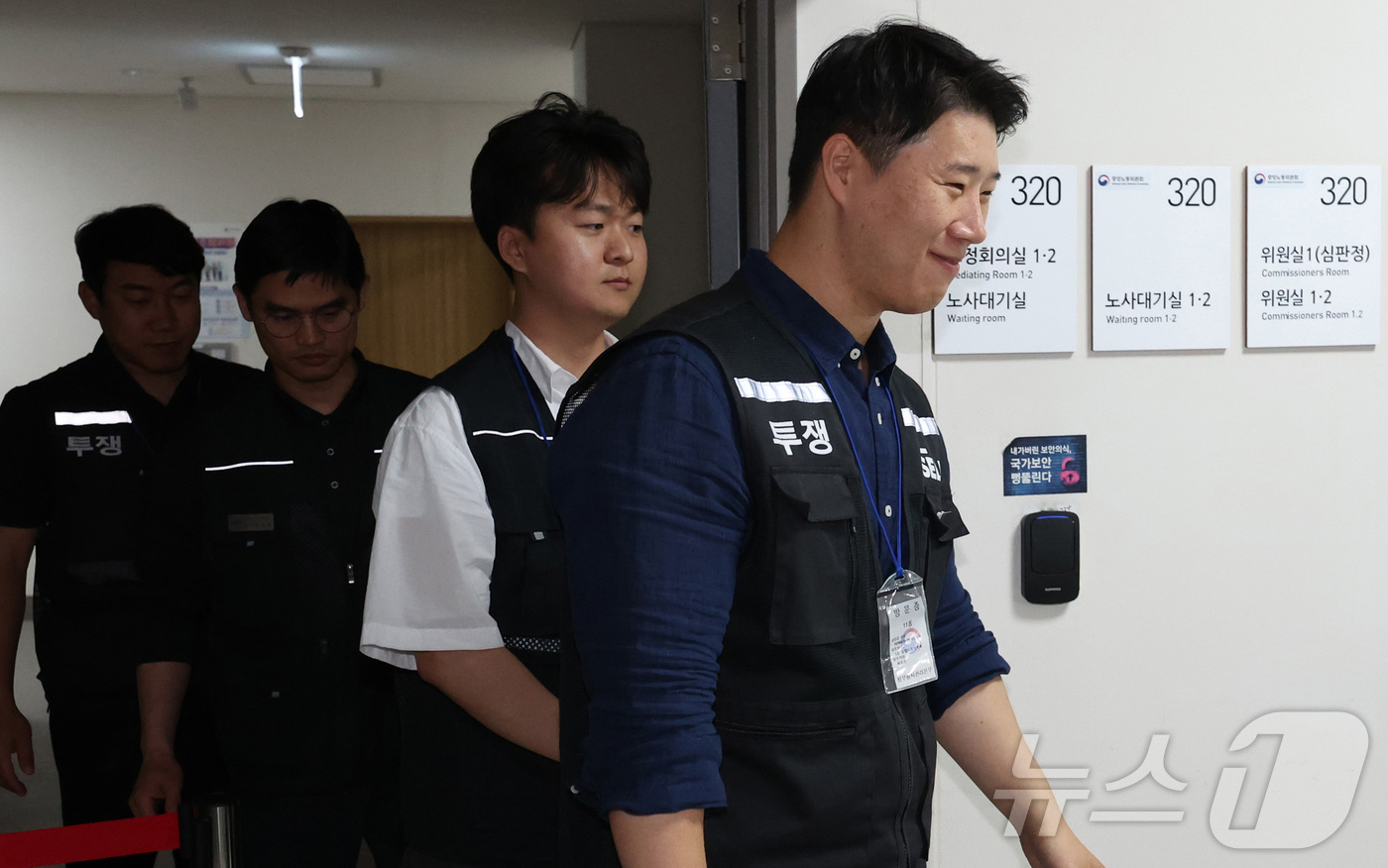 (세종=뉴스1) 김기남 기자 = 최승호 삼성그룹 초기업노동조합 삼성전자지부 위원장이 20일 새벽 정부세종청사 중앙노동위에서 입장 발표를 위해 사후조정 회의실을 나오고 있다. (공동 …