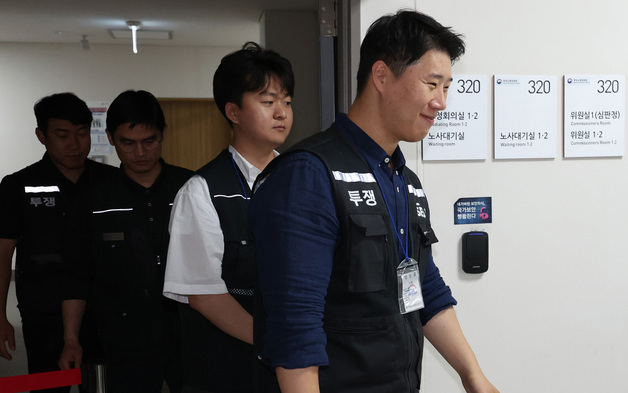사후조정 회의실 나서는 최승호  위원장