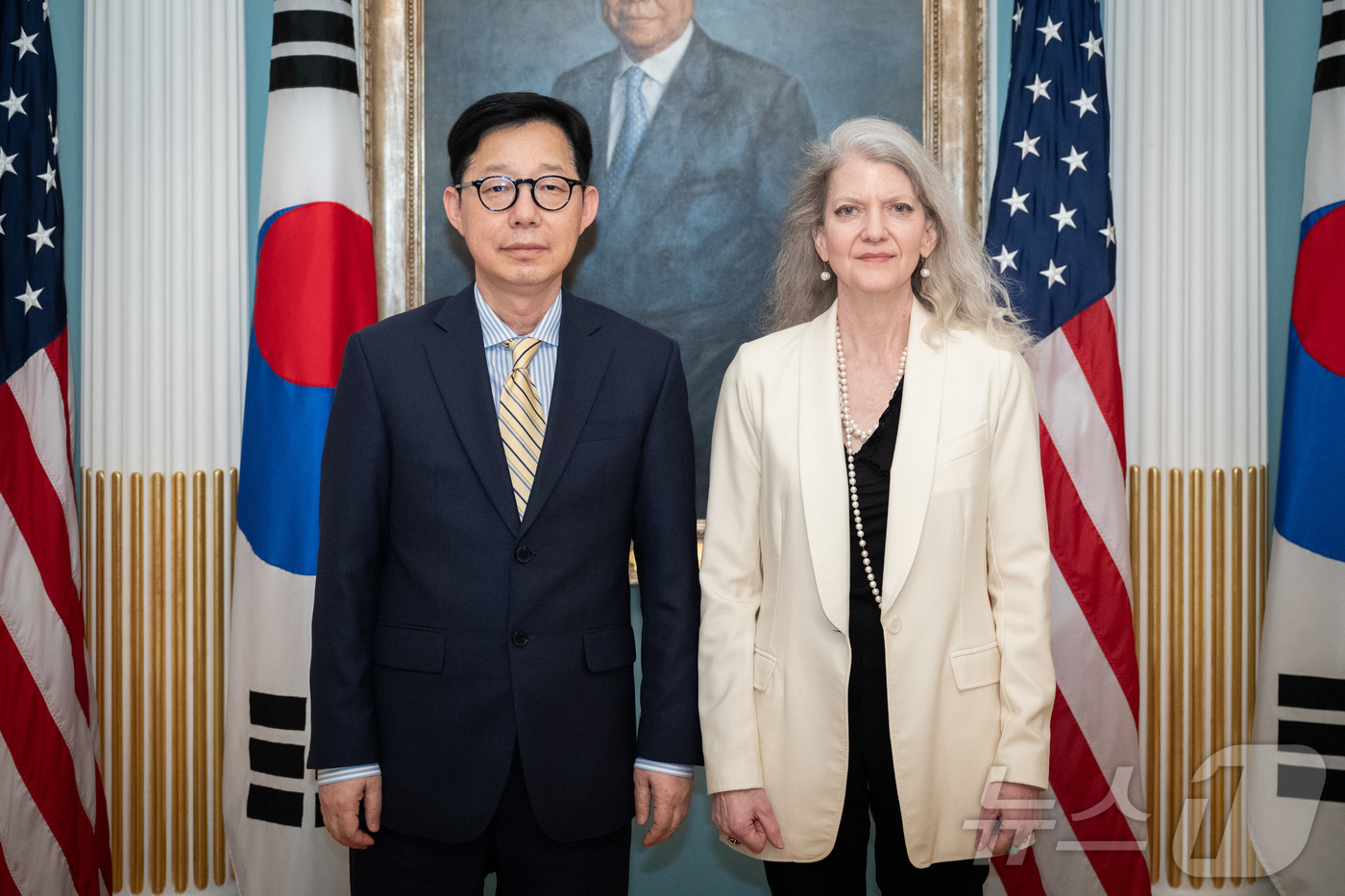 (워싱턴=뉴스1) 류정민 특파원 = 박윤주 외교부 1차관 19일(현지시간) 워싱턴DC 국무부 청사에서 앨리슨 후커 미 국무부 정무차관과 기념 촬영을 하고 있다.(외교부 제공, 재판 …