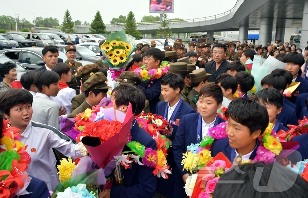 (평양 노동신문=뉴스1) = 북한 노동당 기관지 노동신문은 20일 "중국에서 진행된 2026년 아시아축구연맹 17살 미만 여자아시아컵경기대회에서 1위를 쟁취한 우리 선수들이 19일 …