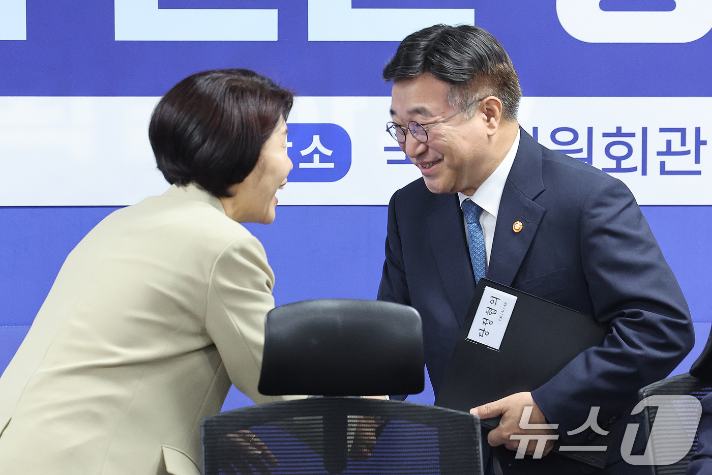 (서울=뉴스1) 신웅수 기자 = 한정애 더불어민주당 정책위의장과 윤호중 행정안전부 장관이 20일 서울 여의도 국회 의원회관에서 열린 하천계곡 정비 관련 당정협의에서 인사하고 있다. …