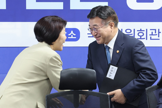 인사하는 한정애·윤호중