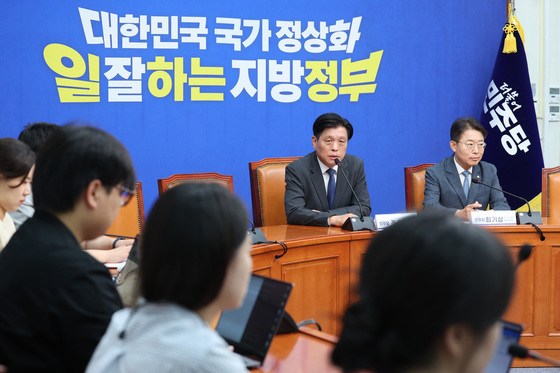 기자간담회 발언하는 조승래 총괄선대본부장